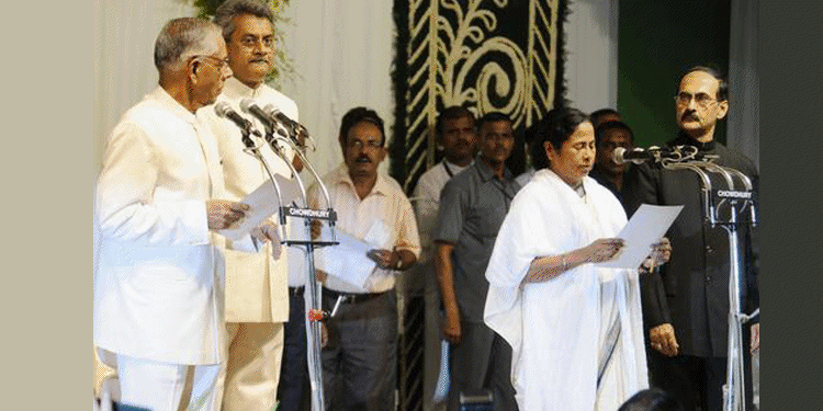 মুখ্যমন্ত্রী হিসেবে শপথ নিলেন মমতা - image