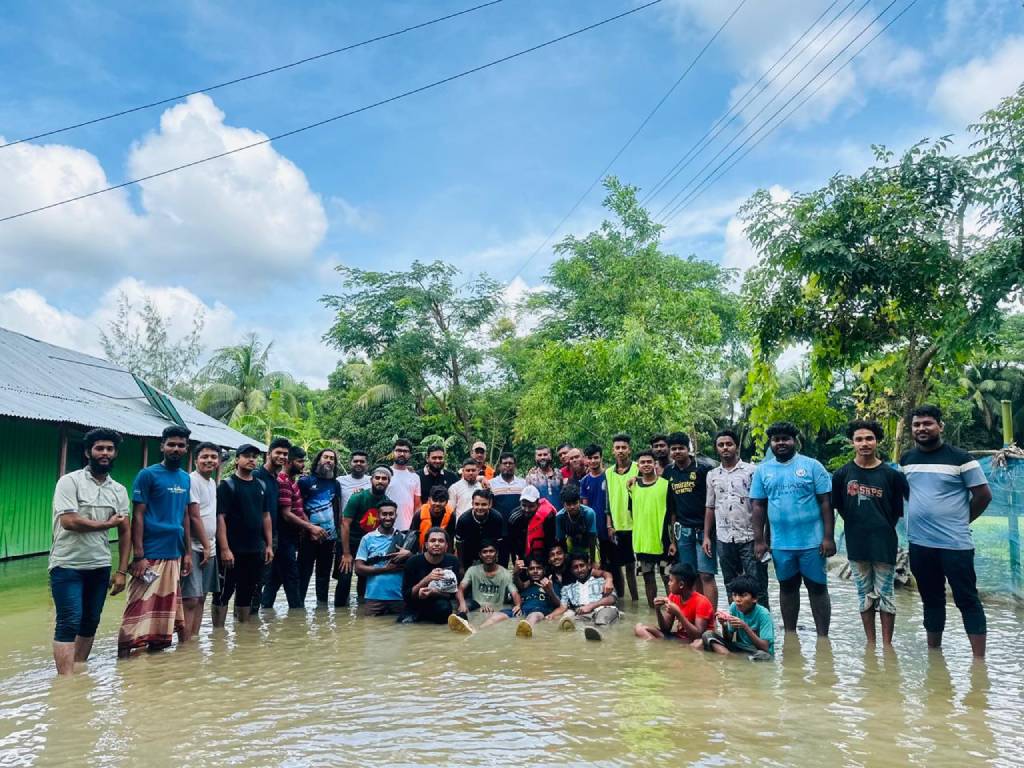 নোয়াখালীতে বন্যার্তদের মাঝে মীরেরবাগ নাগরিক সোসাইটির পক্ষে খাবার ও উপহার সামগ্রী বিতরন - image
