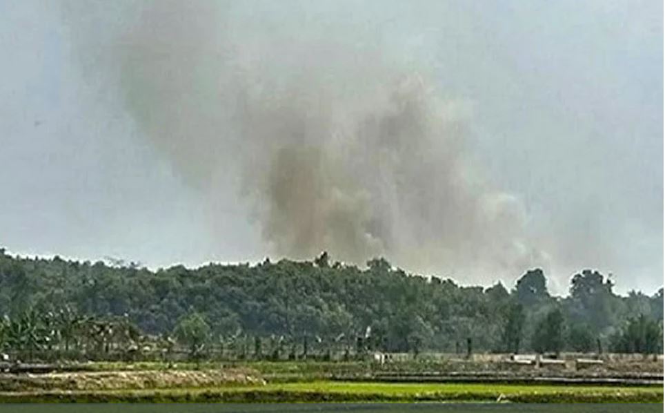 বোমা ও মর্টার শেলের শব্দে কাঁপছে টেকনাফ সীমান্ত - image