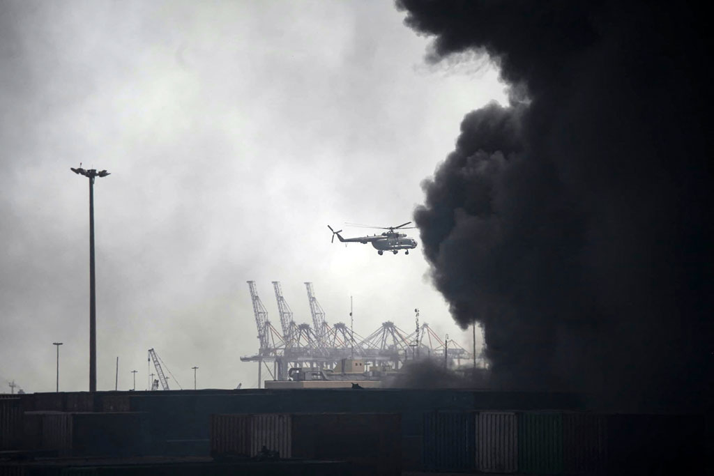 ইরানের একটি বন্দরে বিস্ফোরণের ঘটনায় ক্ষেপণাস্ত্রের রাসায়নিক উপাদান জড়িত থাকার খবর পাওয়া গেছে, এবং প্রাণহানির সংখ্যা বেড়ে ২৫ জনে পৌঁছেছে। - image