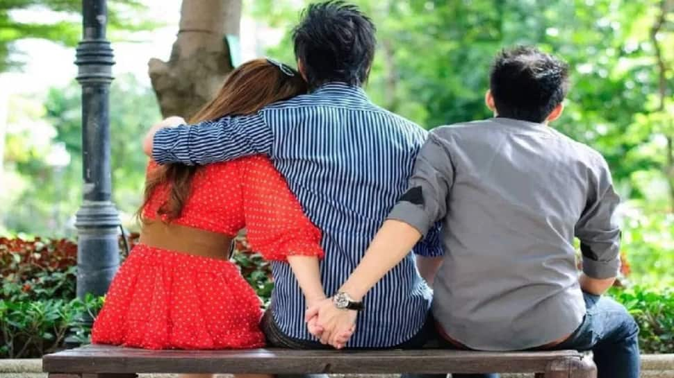 সারপ্রাইজ দিতে গিয়ে স্ত্রীর পরকীয়া হাতেনাতে ধরলেন স্বামী