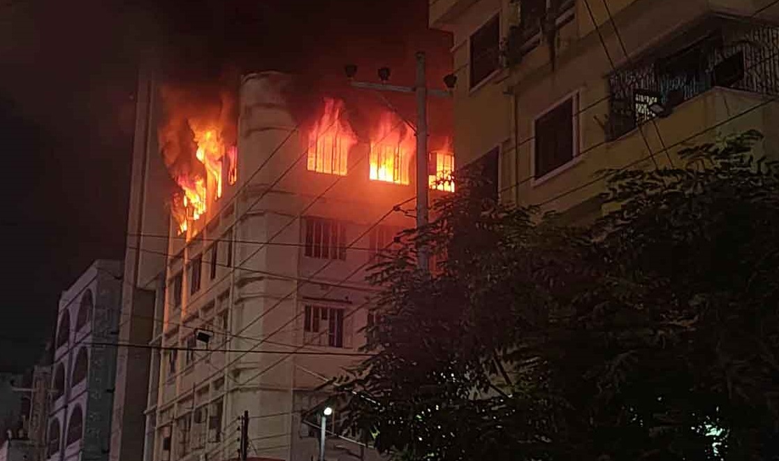 মিরপুর কালশীতে বহুতল ভবনে আগুন, নিয়ন্ত্রণে ৬ ইউনিট - image