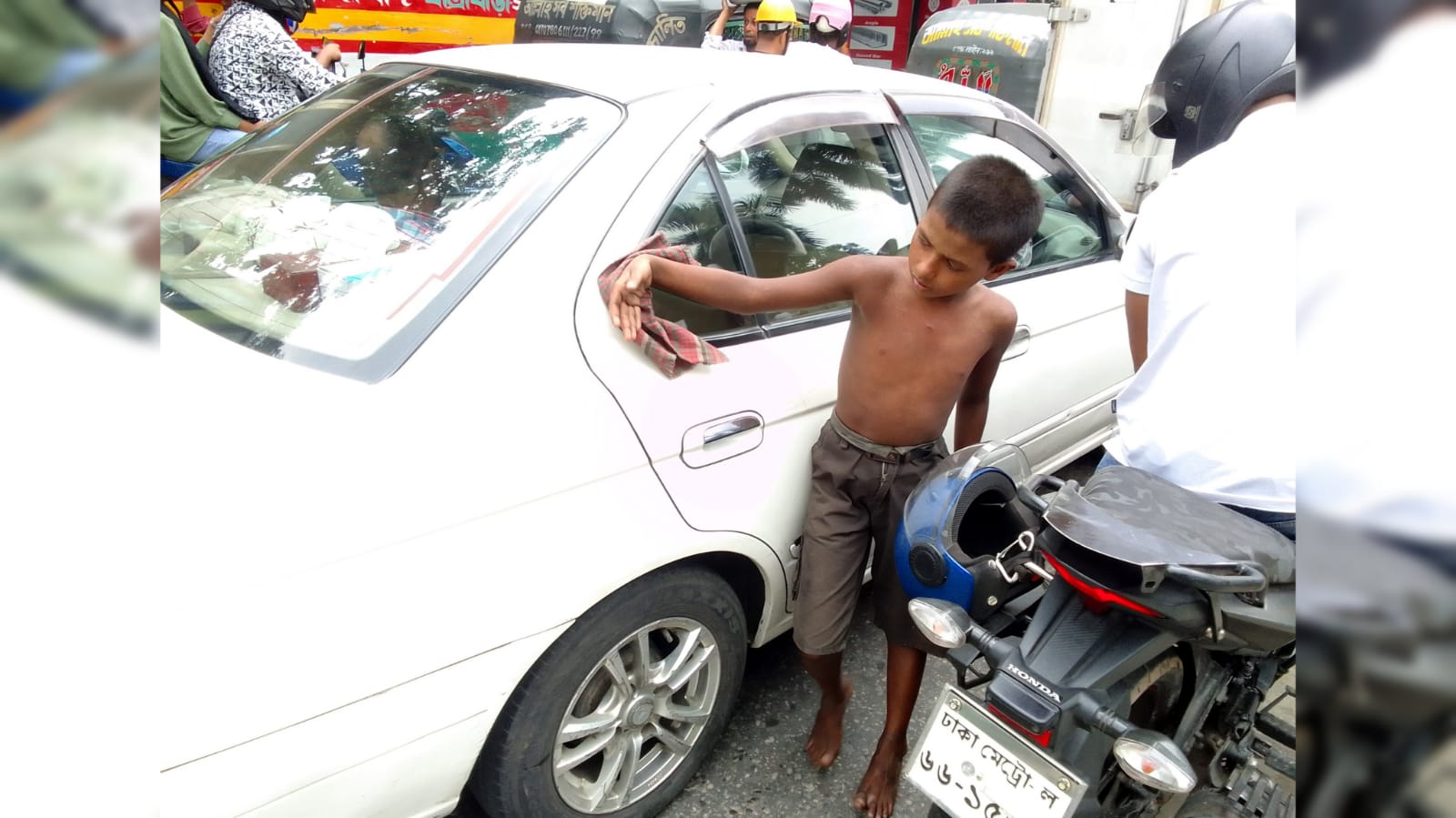 গাড়ির কাঁচে মুছে যায় ধুলো, মুছে না শিশুটির বেঁচে থাকার হাহাকার - image
